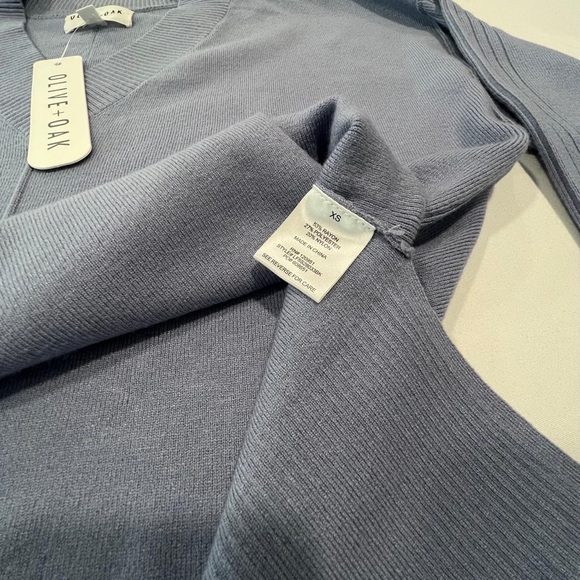 Olive & Oak Sweaters - Olive & Oak V-Neck Sweater in Dusty Blue